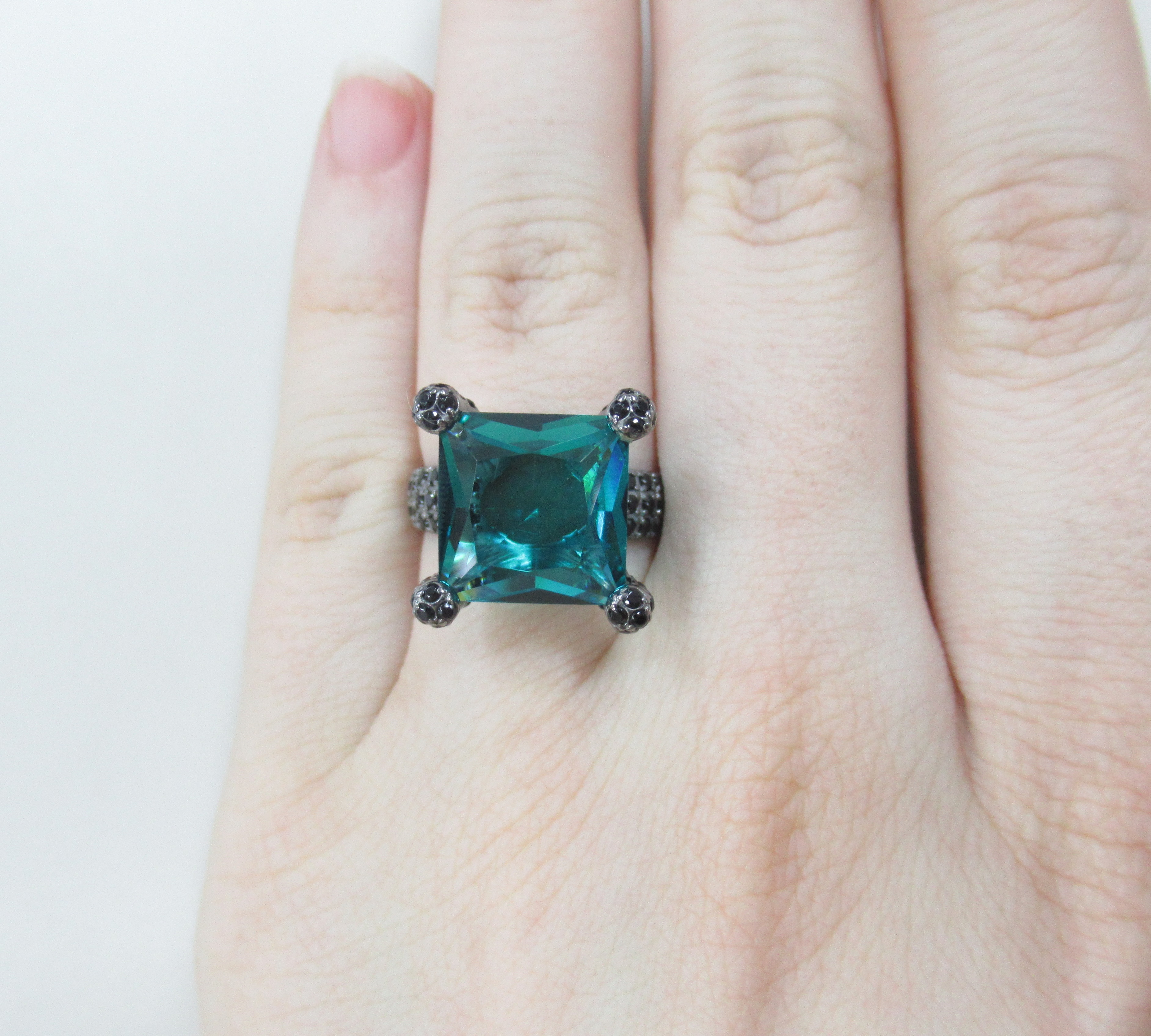 Серебряное кольцо с ювелирным стеклом и шпинелью